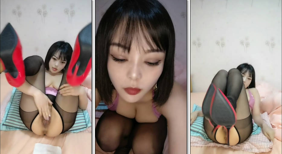 风骚淫荡的女老师镜头前的诱惑，丝袜高跟超有味道，掰开骚穴玩弄电动假鸡巴深入探索骚穴深处，浪叫呻吟不止