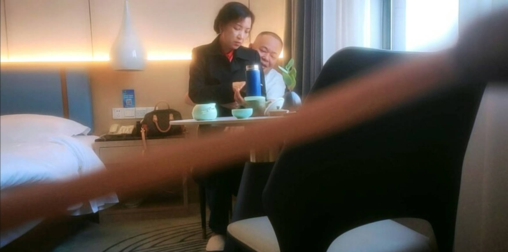 泡良最佳教程，【良家故事】，同时钓着几个寂寞良家，嘘寒问暖谈人生，气质美熟女相约来酒店，激情交合