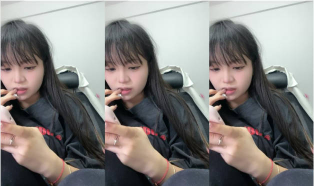 呆萌清纯嫩妹妹！新人近期下海！撩起内衣奶子一手抓，肥唇超嫩小穴，近距离特写，浴室洗澡湿身诱惑}