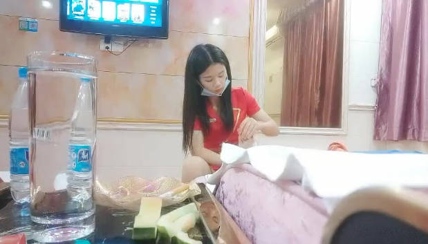 一代炮王，完整版未流出，【山鸡岁月】，新来的小妹很合胃口，苗条白嫩，约到酒店好好操一番}
