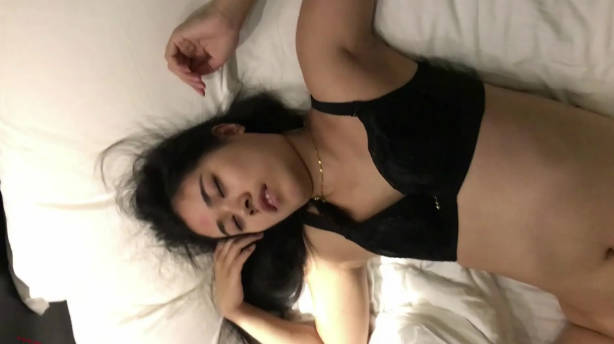 公司聚会灌醉新来的美女同事带回酒店各种姿势玩弄她的大肥B