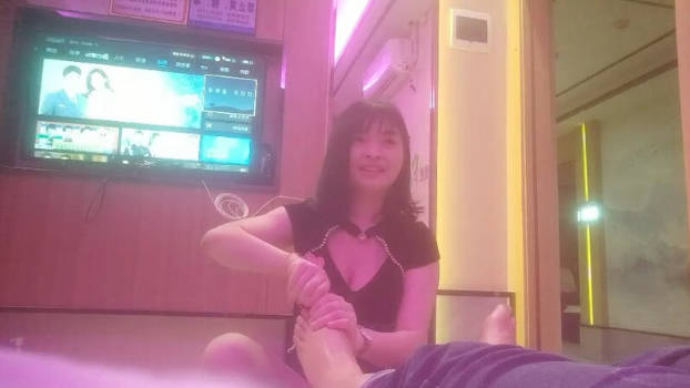 横扫街头炮王佳作，完整版未流出，【老王探花】，玩法升级了，不满足只在店里，砸钱约出来漂亮小少妇
