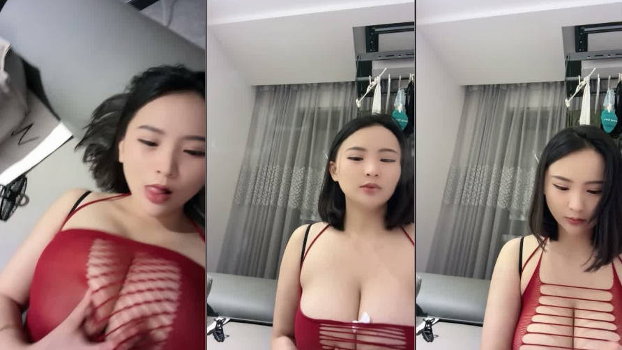 新品福利，狼粉疯狂舔屏，F号天然豪乳御姐【叶姿】换衣露奶露逼诱惑，这对车大灯简直太顶了