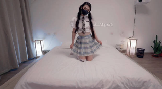 【中字剧情】“小屄太嫩了”OF华人嫩妹「vlog_eva」「eva伊娃」被街头摄影师钓鱼约拍JK装差点被无套内射