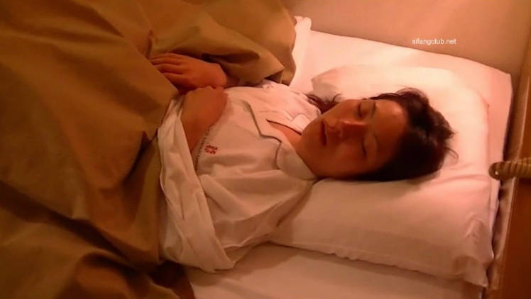 公司聚会下药迷翻美女同事偷偷的玩她的大肥鲍