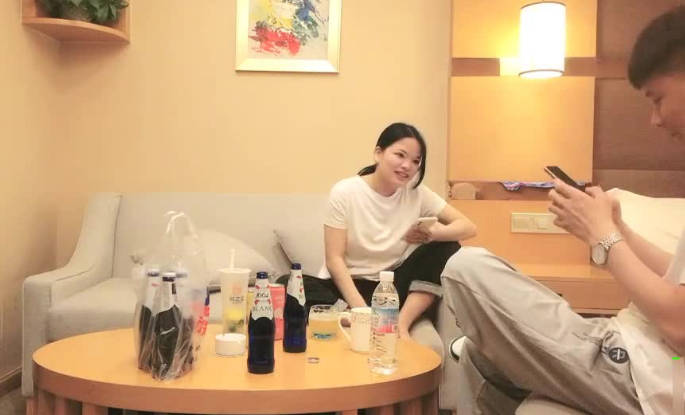 泡良最佳教程，完整版未流出，【哥不是那样人】，美女收割机，从学生妹到小少妇，舔脚推倒吸奶，套路好多}