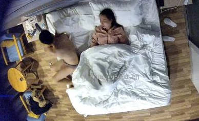 【寂寞女开房】，换上睡衣等男友洗完澡后，主动上位，做爱疯狂饥渴，相拥入眠对白精彩