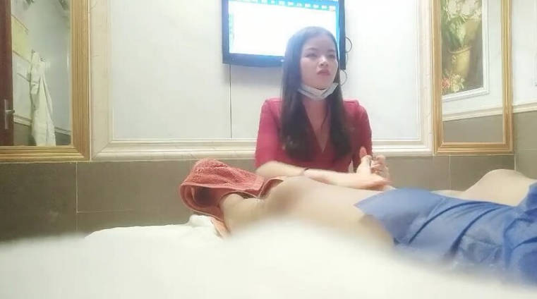 一代炮王，疯狂的做爱机器，【山鸡岁月】，有几分姿色的四川小美女，这对馒头不错，屄也粉，额外加了两千}