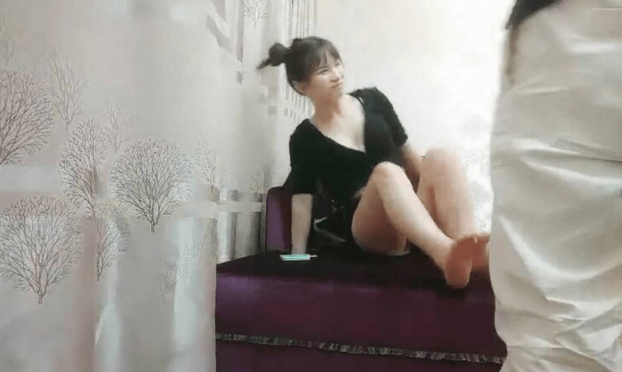 一代炮王，疯狂的做爱机器，【山鸡岁月】，小少妇最近很缺钱，屄真极品，毛少粉嫩，主动自慰水多