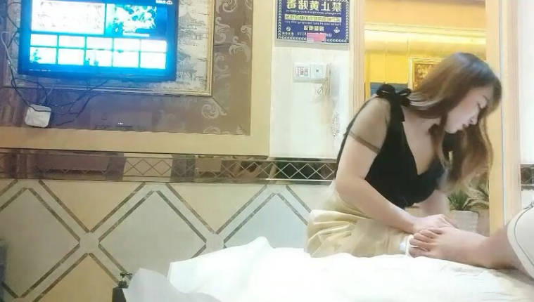 一代炮王，疯狂的做爱机器，【山鸡岁月】，操一次顶的上半个月工资了，白皙少妇思虑再三，同意酒店约炮