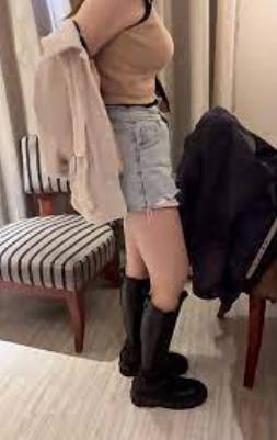 眼睛看到她的时候，看起来眼睛大的，以为是无害系，无意到….全身比例近乎完美…致还这么暴力…晃到阿鲸双眼发昏….}