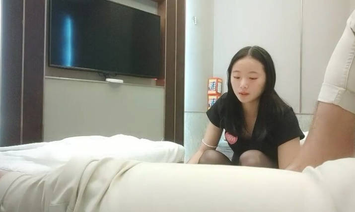 一代炮王，疯狂的做爱机器，【山鸡岁月】，2000块钱一炮，小少妇肤白貌美又听话，蜜桃臀，水汪汪