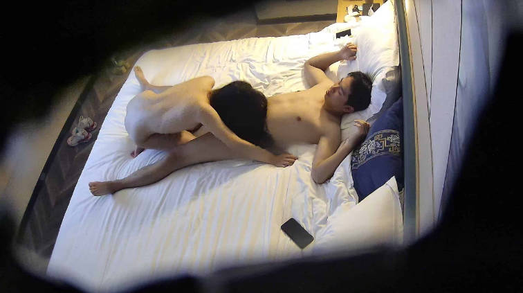 高端外围女 这颜值身材出来卖逼真是可惜了，“爸爸，用了操我，使劲操我”..腿被男人压着}