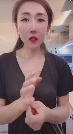 最新抖音泄密！超有气质旅游博主【小泽环球自驾】露点自慰，超强反差