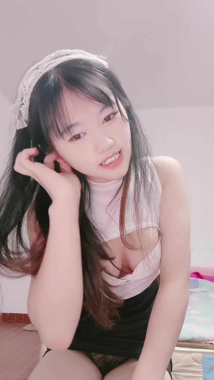 新来的小妞兼职赚外快，全程露脸乖巧可爱，听狼友指挥慢慢脱光刺激狼友，奶子好嫩洗澡诱惑，起来狼友来干她