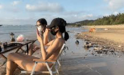 2025年12月最新，人气露出女神，【cikaimoon】，阳光沙滩大海，姐妹俩脱光光，闲庭信步于美景之中