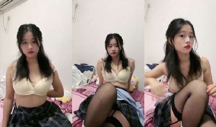 重磅，女神下海，正宗校花，【小薯芋】100%心动的类型，一线天粉穴水汪汪，楚楚可怜的小眼神真诱人}