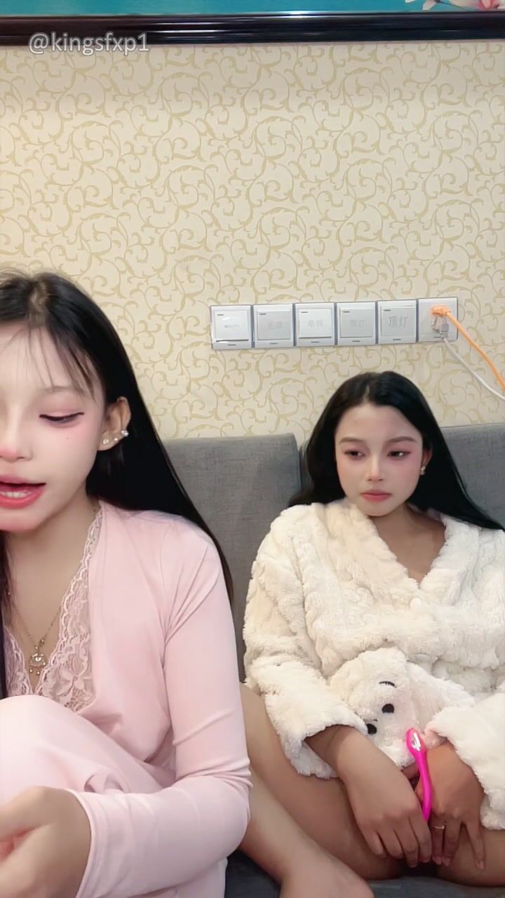 嫩妹【菲菲每天都饿】少女之心 携闺蜜一起 全裸自慰秀 极品身材大奶嫩穴 高能无尿点 (3)}