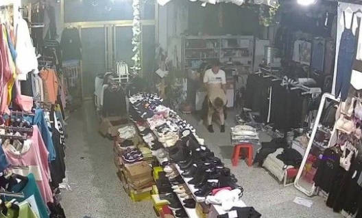 偷拍店铺打烊后老板和收银员在凳子上偷情啪}