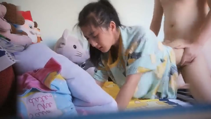 渣男趁着女友上班和女友的闺蜜在出租屋偷情这女的真是骚一边吃屌一边玩手机}