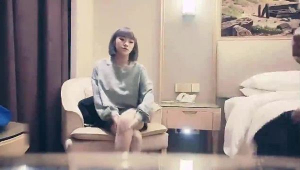 花臂纹身短发妹子，按头深喉口交近距离特写，抱起来后入猛烈撞击}