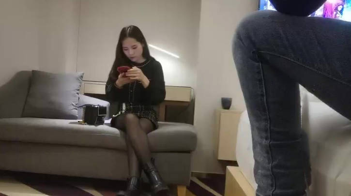 服务不错少妇，穿上黑丝任意玩弄，撕裆翘起屁股摸逼，深喉口交骑乘后入猛操}