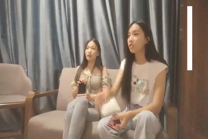 两个妹子留一个啪啪，上位骑乘床上翘屁股后人猛操}