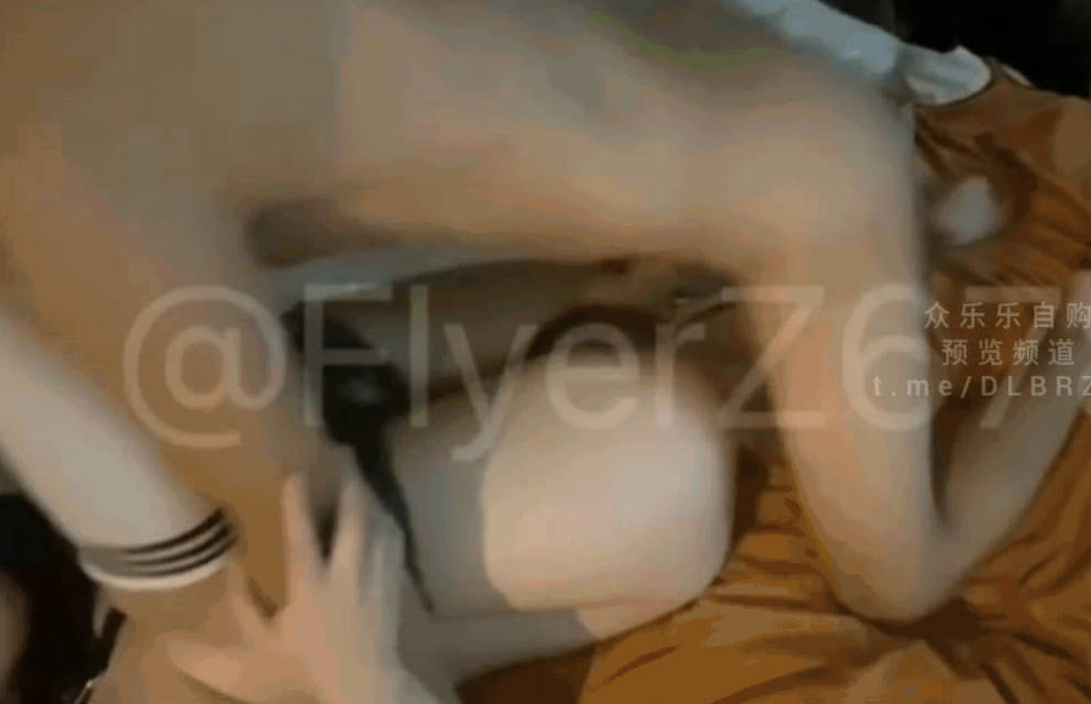 推特高品质原创约炮大神「Flyer」情人节前夜，在主人家里被当成狗玩；母狗要当公众情人！多人群p大乱交（2V）}