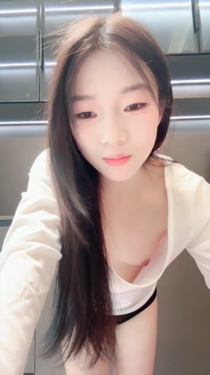清纯少女下海【吧啦】明星颜值 嫩穴翘臀 边跳边脱光~抠逼自慰~大屌狂插 淫叫声声声不息 (4)}