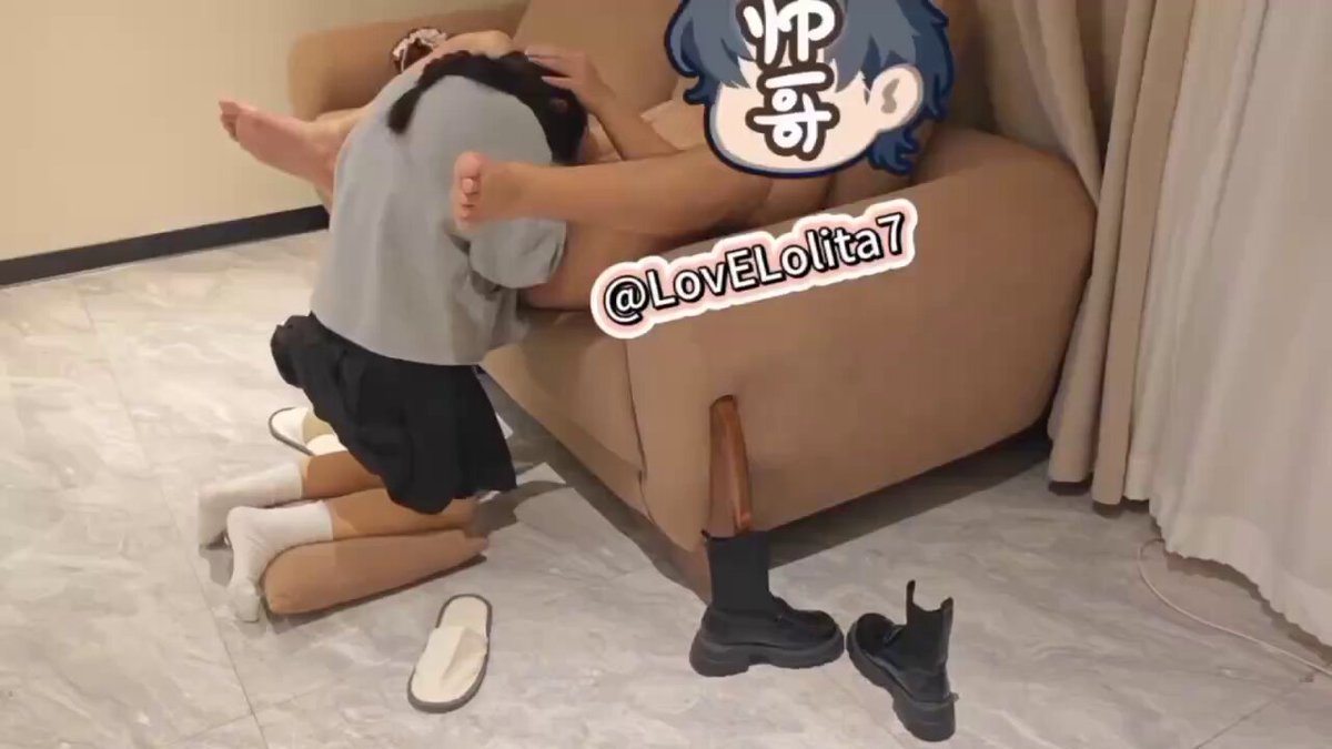 调教150女大粉丝，一开始很抗拒，最后还是把舌头伸进了屁眼，然后自己就湿了。太骚了，简直天生母狗，男朋友还在等她逛街 (2)}