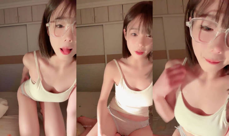 最顶尖极品校花女神回归【小思思要吃糖】饱满大咪咪 雪白大长腿 罕见露穴掰穴 (5)}