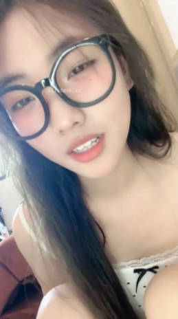 邻家清纯妹妹 超级漂亮【萱妹】带着黑眼睛超性感完美身材 大鸡巴道具自慰 姐妹互插 包射 (8)