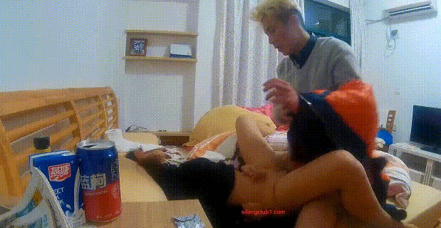 小姐姐网恋性怪癖渣男出租屋被故意晕倒玩了一次死猪玩边肏边玩弄乳头操的很嗨呀}